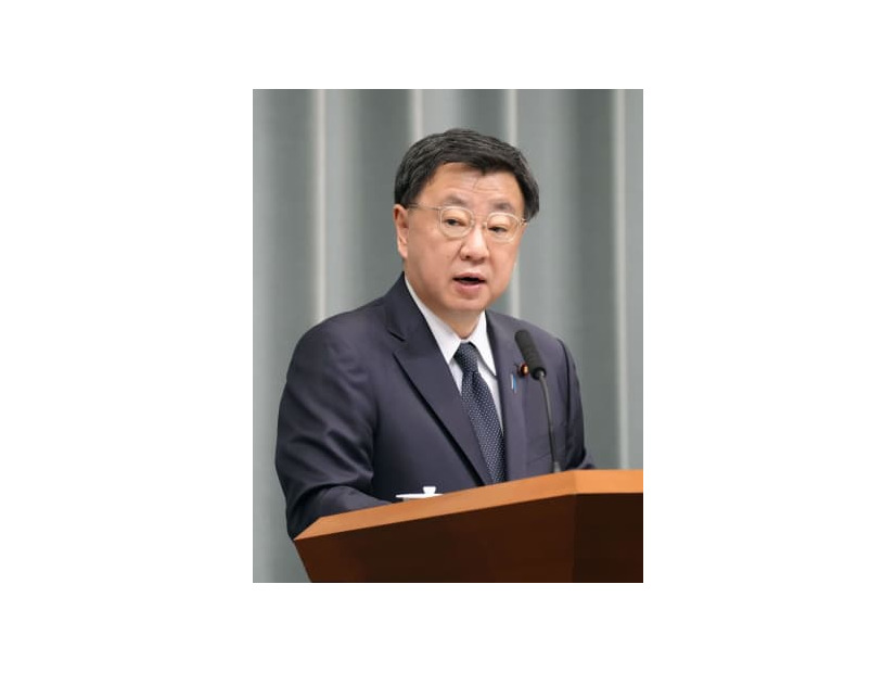 記者会見する松野官房長官＝12日午前、首相官邸