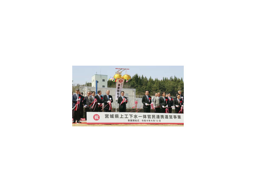 記念式典でテープカットする宮城県の村井嘉浩知事（前列中央）ら＝12日午前、宮城県白石市
