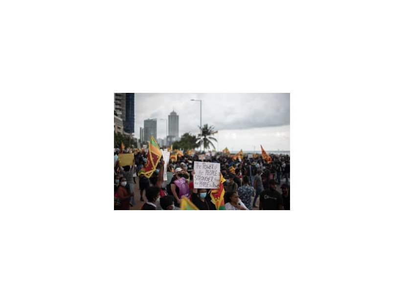 経済危機に陥り、政府に抗議する市民＝9日、スリランカ・コロンボ（ゲッティ＝共同）