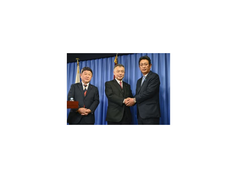参院選宮城選挙区の自民党公認候補に内定し、石川光次郎氏（右）と握手する桜井充氏。左は茂木幹事長＝12日午後、東京・永田町の党本部