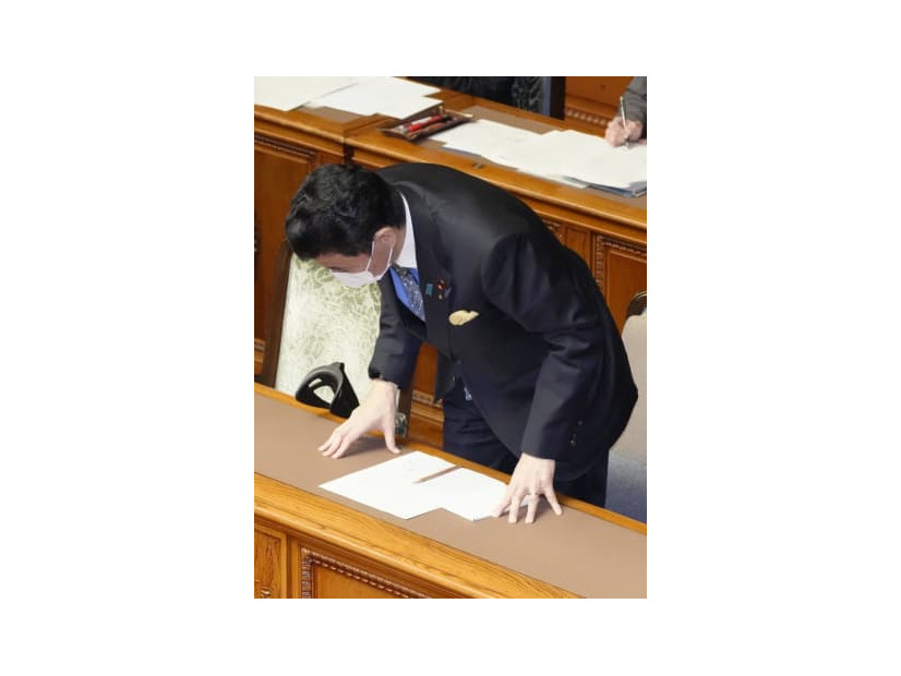参院本会議で改正自衛隊法が可決、成立し一礼する岸防衛相＝13日午後