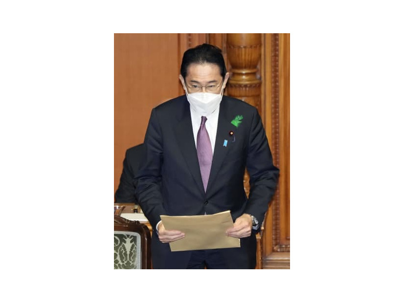 参院本会議に臨む岸田首相＝13日午前