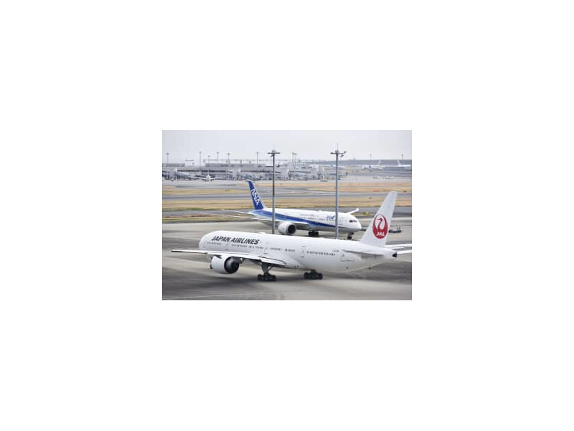 全日本空輸と日本航空の機体＝3月、羽田空港