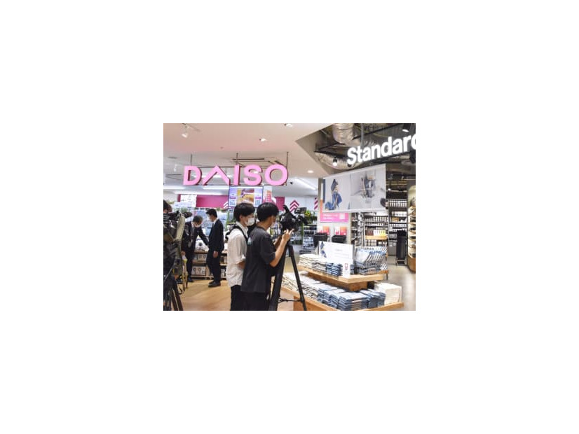 「ダイソー」など3ブランドが展開する旗艦店の売り場＝13日午後、東京都中央区