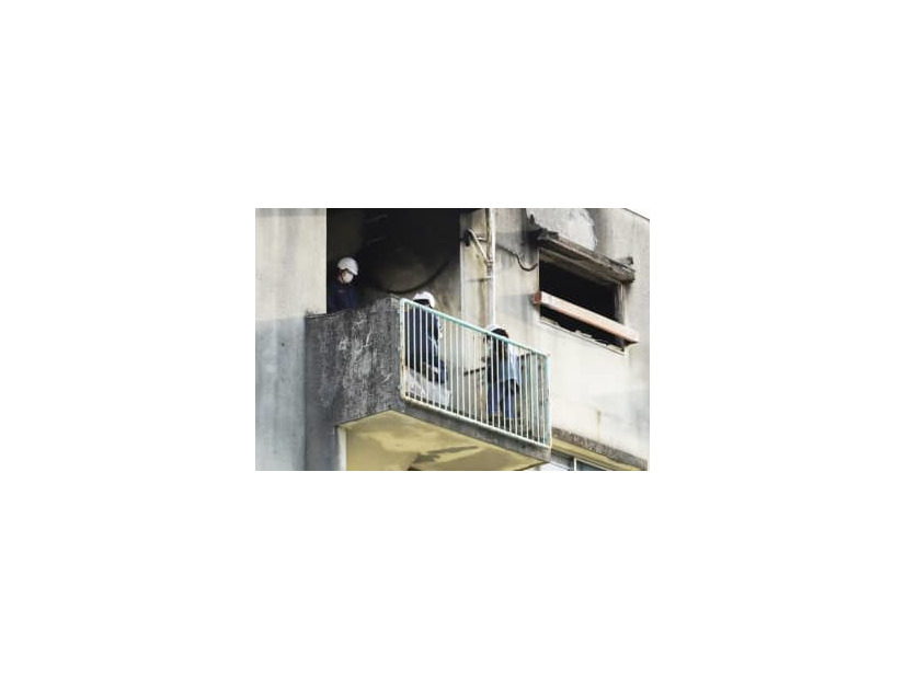 集合住宅の一室が全焼した火災現場＝13日午後4時45分、静岡県掛川市