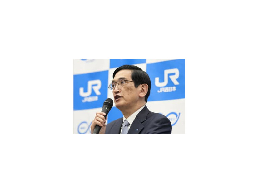 記者会見するJR西日本の長谷川一明社長＝13日午後、大阪市