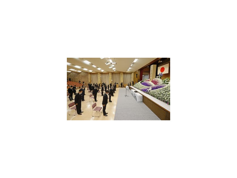 熊本地震の発生から6年を迎え、熊本県庁で開かれた追悼式で黙とうする参列者＝14日午前