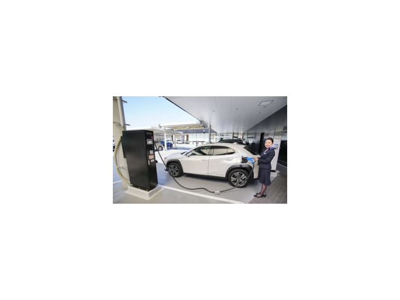 トヨタ自動車の高級車ブランド「レクサス」販売店に設置されている電気自動車の急速充電器＝5日、名古屋市