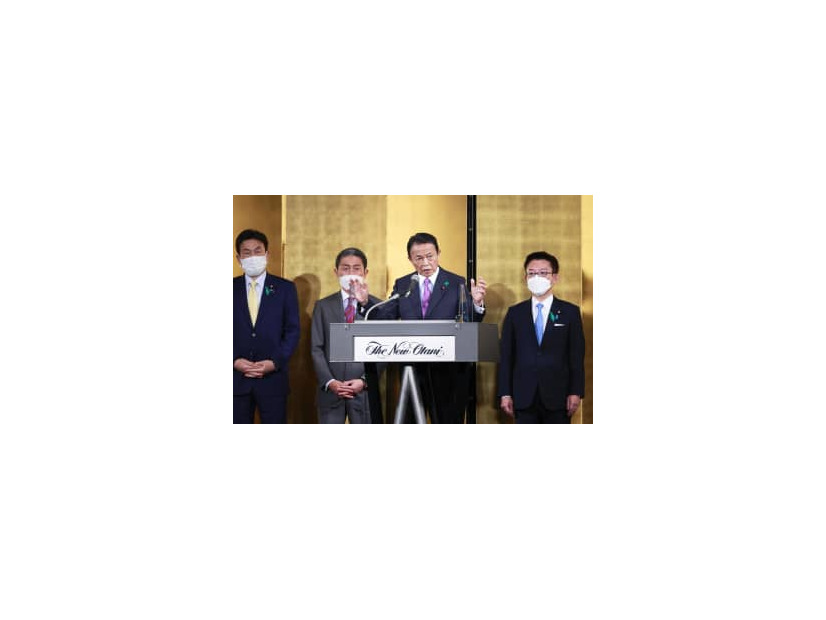 自民党麻生派の政治資金パーティーであいさつする麻生副総裁（右から2人目）＝14日午後、東京都内のホテル