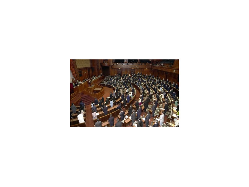 「文書通信交通滞在費」の日割り支給などに関する法改正を可決、成立した参院本会議＝15日午後