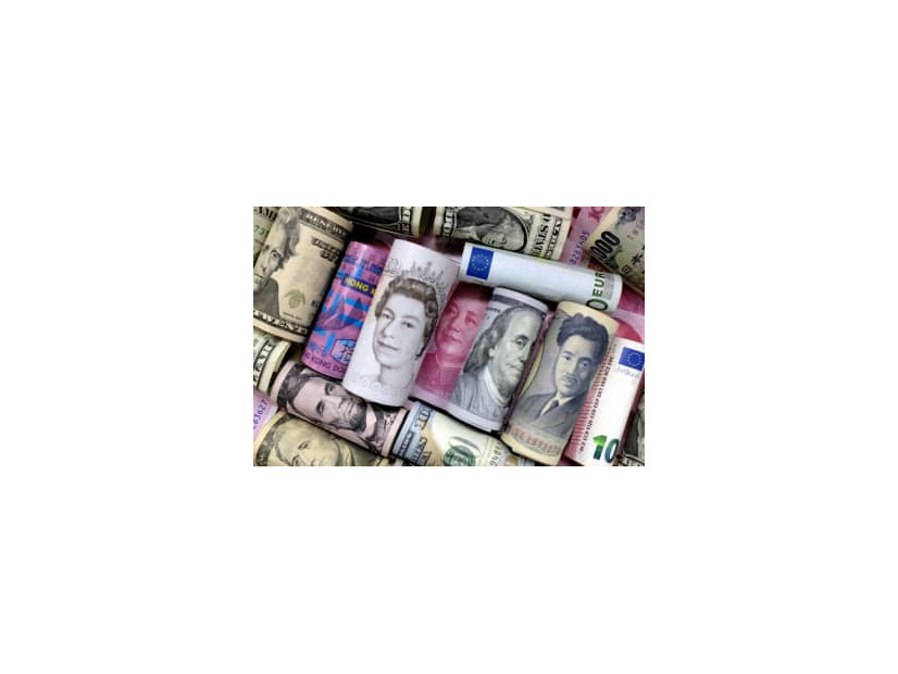 米ドルや日本円などの紙幣＝2016年1月（ロイター＝共同）