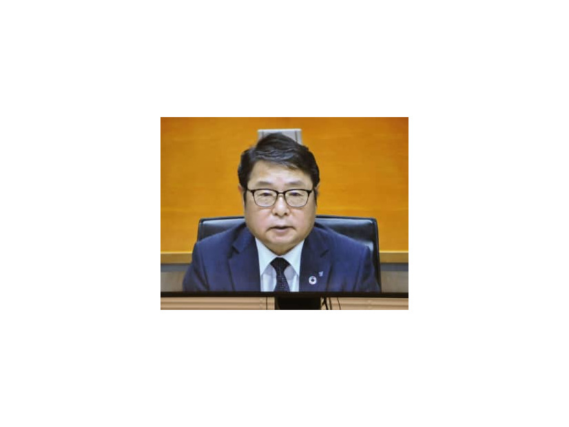 テレビ会議システムで記者会見する電気事業連合会の池辺和弘会長＝15日午後