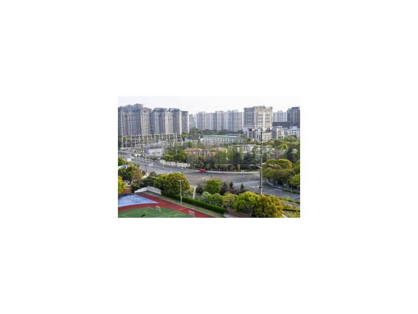 6日、都市封鎖が続き、人影が消えた中国上海市内（共同）