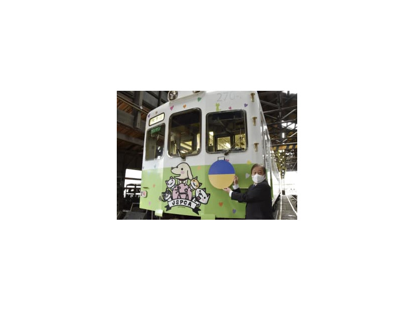 和歌山電鉄の列車に取り付けられるウクライナ国旗をあしらったヘッドマーク＝15日午後、和歌山市