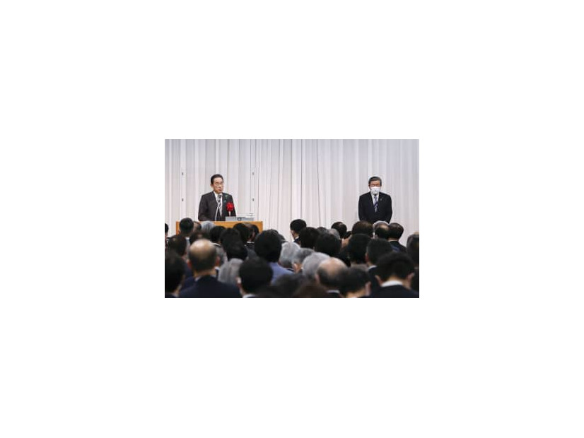自民党森山派の政治資金パーティーであいさつする岸田首相。右は森山裕総務会長代行＝15日午後、東京都内のホテル