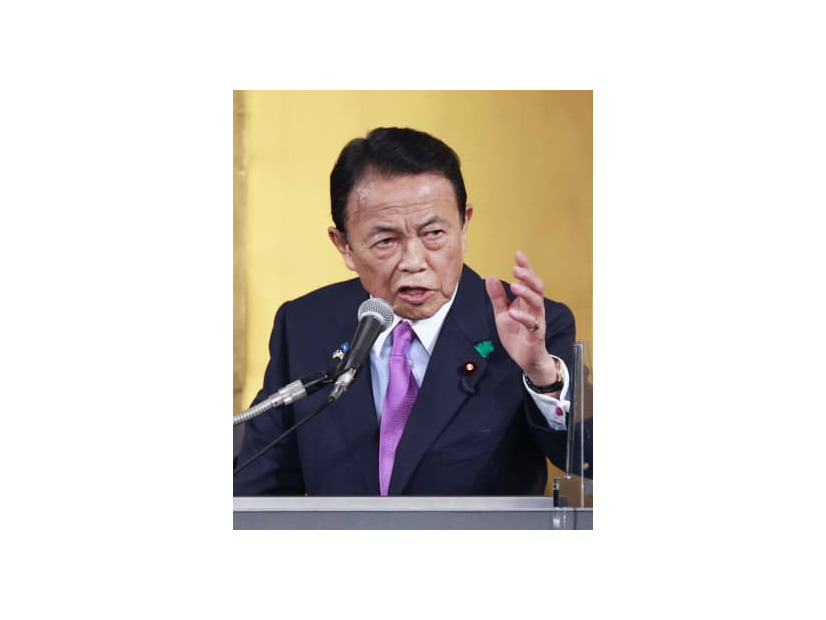 4月14日、自民党麻生派の政治資金パーティーであいさつする麻生副総裁＝東京都内のホテル