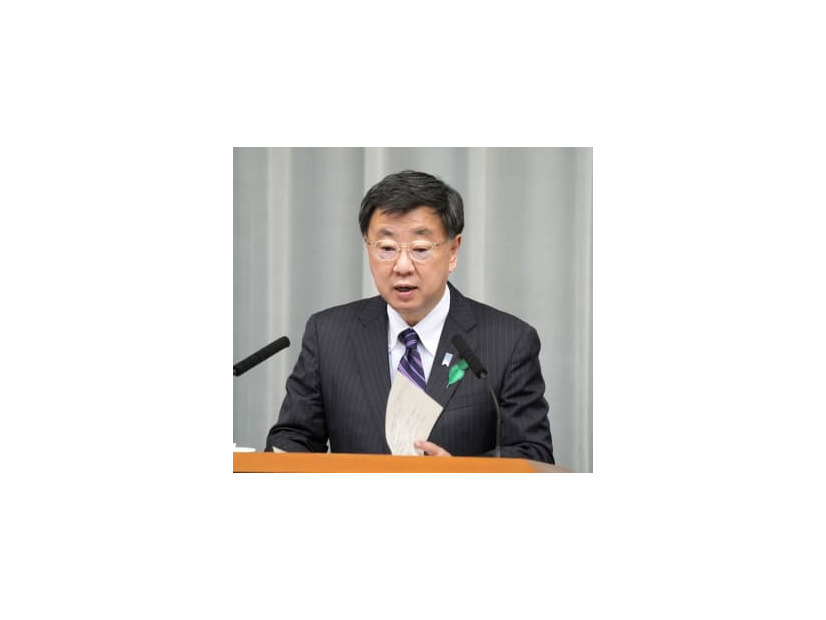記者会見する松野官房長官＝18日午前、首相官邸