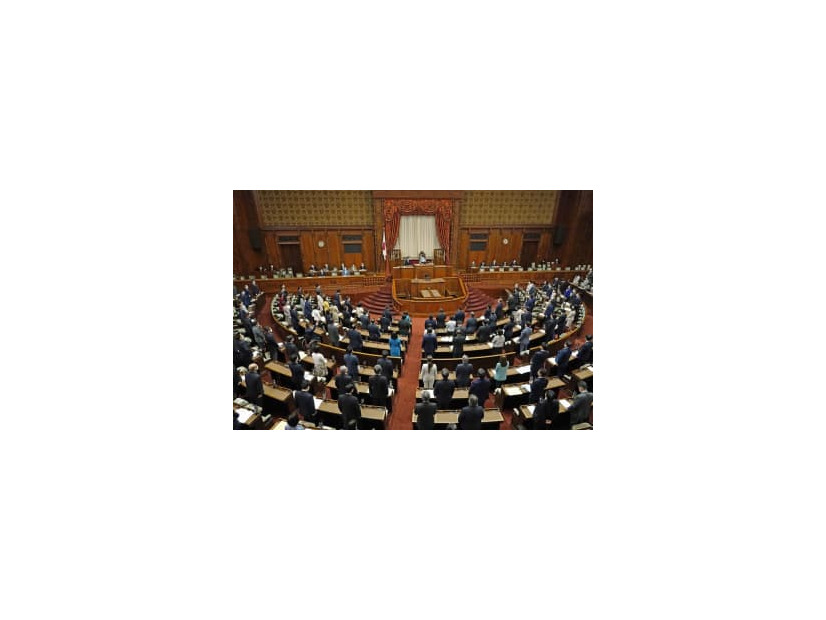 パスポートをオンライン申請できるようにする改正旅券法を可決した参院本会議＝20日午前