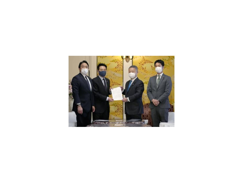 合意文書を手にする日本維新の会の馬場共同代表（中央右）と国民民主党の前原代表代行（中央左）ら＝20日午後、国会