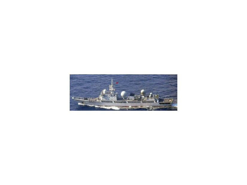20日に鹿児島県の奄美大島付近を通過した中国海軍の情報収集艦（防衛省統合幕僚監部提供）