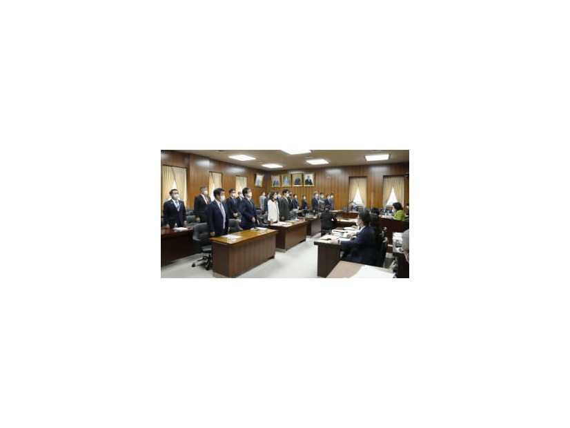 沖縄の日本復帰50年に合わせた決議を採択する衆院沖縄北方特別委＝21日午後