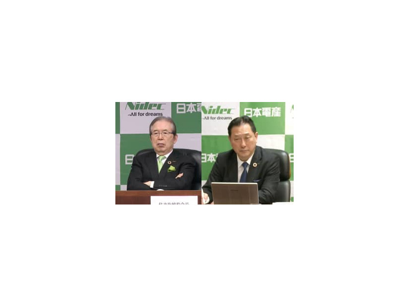 オンラインで記者会見する日本電産の永守重信会長（左）と関潤社長＝21日