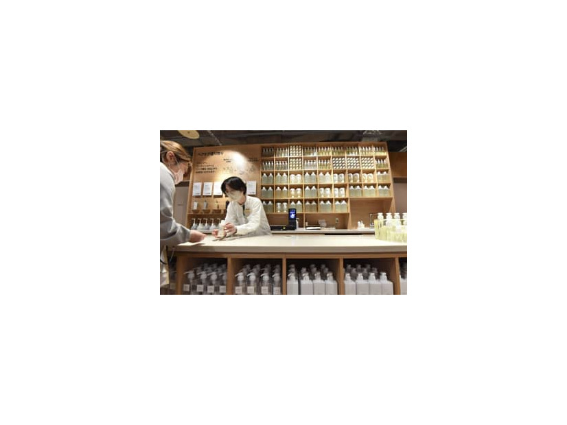 「無印良品」の新店舗にある、ヘアケア製品を量り売りするコーナー＝21日、広島市