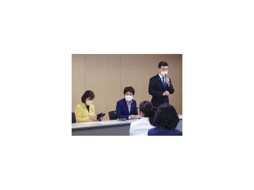 新人女性候補向けの研修会であいさつする立憲民主党の泉代表（右）＝21日午後、東京・平河町の党本部