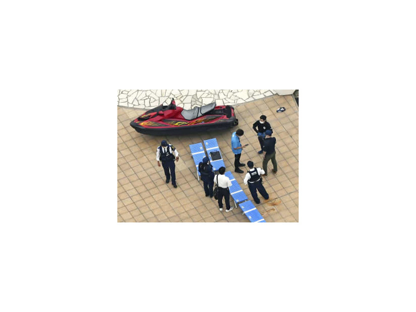水上バイクが客席に突っ込んだ現場を調べる捜査員ら＝23日午後4時21分、愛知県蒲郡市の「ラグーナテンボス」（共同通信社ヘリから）