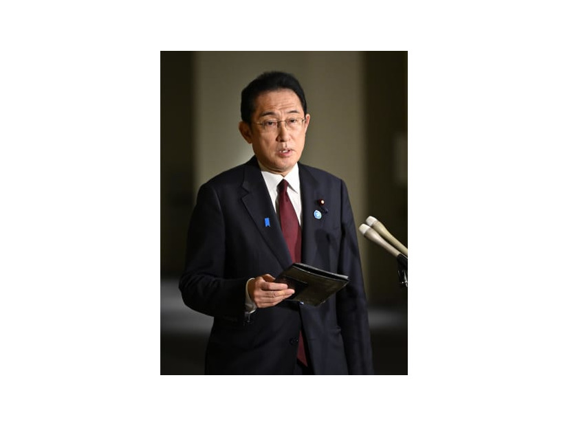 北海道・知床半島沖の観光船浸水事故についての質問に答える岸田首相＝24日未明、首相官邸