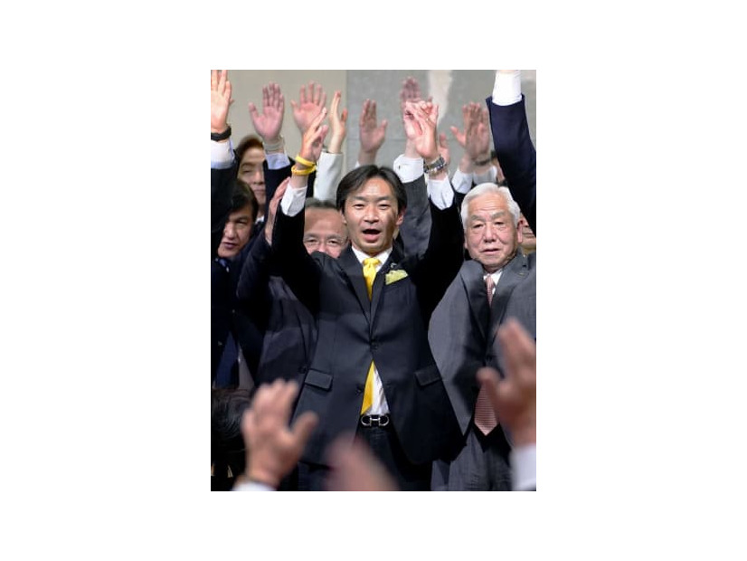 参院石川選挙区補選で当選を確実とし、万歳する宮本周司氏（中央）＝24日夜、金沢市