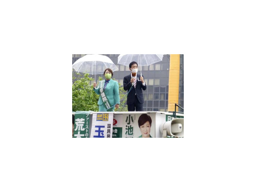 街頭演説する国民民主党の玉木代表（右）と「ファーストの会」の荒木千陽代表（右）＝24日午後、東京都新宿区