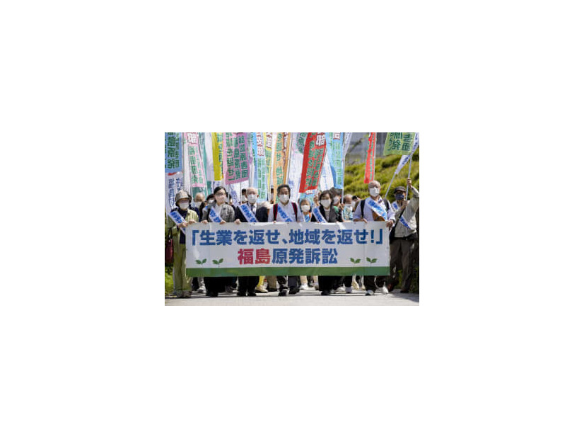 東京電力福島第1原発事故で生活基盤を奪われたとして住民や避難した人らが国に損害賠償を求めた訴訟の上告審弁論のため最高裁へ向かう原告や弁護団＝25日午後、東京都千代田区