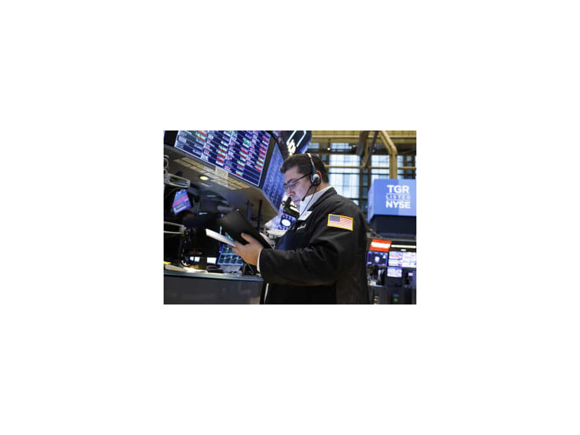 ニューヨーク証券取引所のディーラー＝25日（UPI＝共同）