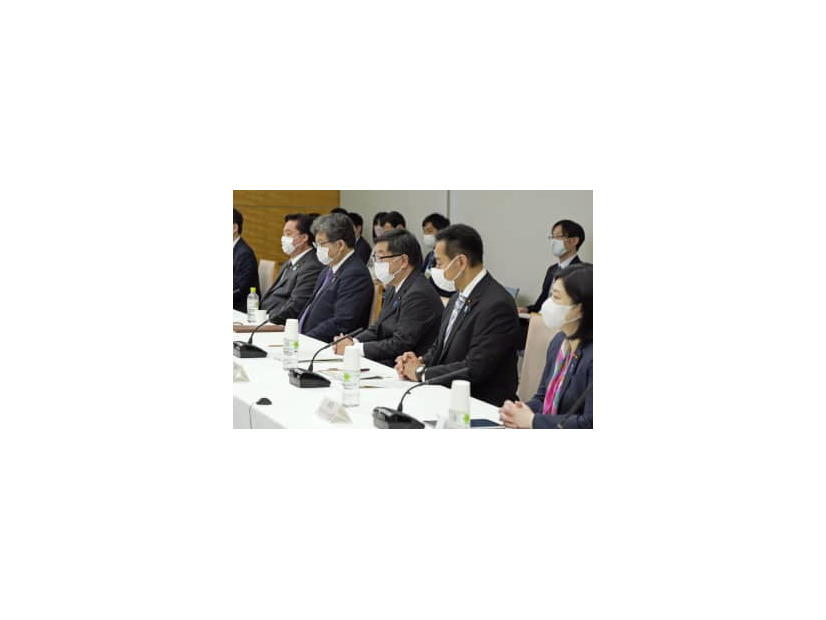 デジタル市場競争会議の会合であいさつする松野官房長官（中央）＝26日午前、首相官邸