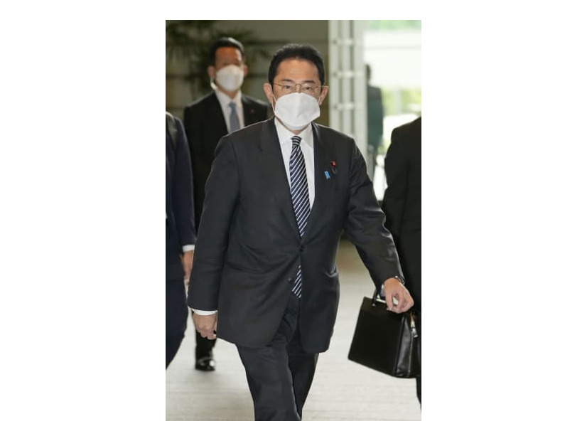 首相官邸に入る岸田首相＝26日午前、首相官邸