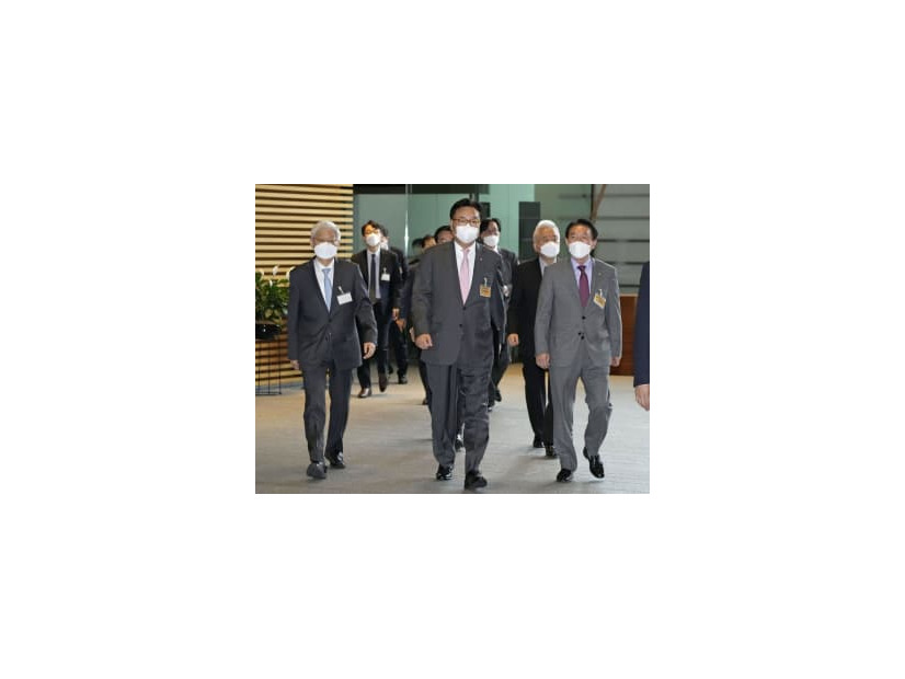 岸田首相表敬に向かう韓国の政策協議代表団＝26日午前、首相官邸