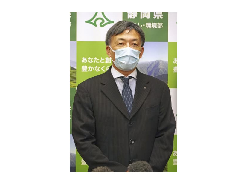 専門部会後に取材に応じる静岡県の難波喬司副知事＝26日午後、静岡県庁
