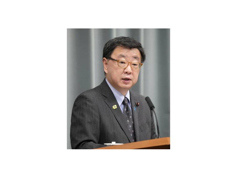 記者会見する松野官房長官＝28日午前、首相官邸