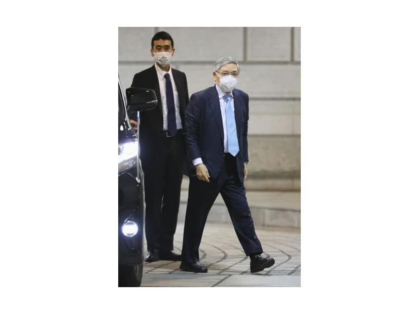 金融政策決定会合に出席するため、日銀本店に入る黒田総裁（右）＝28日午前（代表撮影）