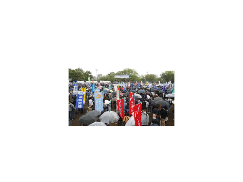 東京都渋谷区の代々木公園で開かれた第93回メーデー中央大会＝29日午前