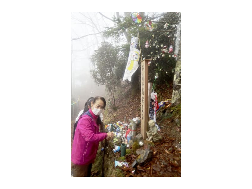 事故で亡くなった美谷島健君の墓標にこいのぼりを飾る中村香代子さん＝29日午前、群馬県上野村