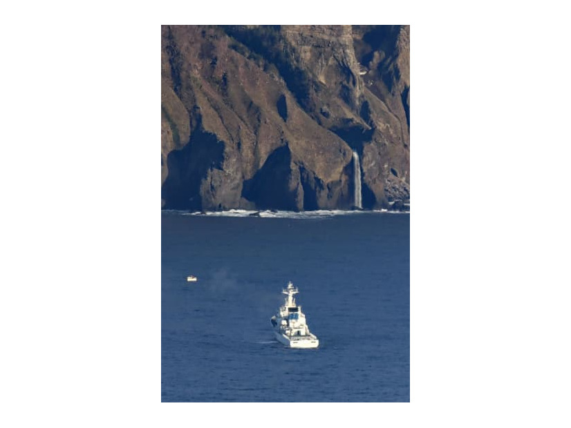 北海道・知床半島沖で捜索する海上保安庁の巡視船＝30日午後5時15分（共同通信社ヘリから）