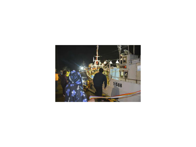 歯舞漁港を出港するサケ・マス流し網漁の漁船＝2日午後11時50分ごろ、北海道根室市