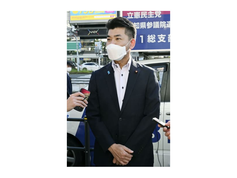 記者団の取材に応じる立憲民主党の泉代表＝3日午後、名古屋市