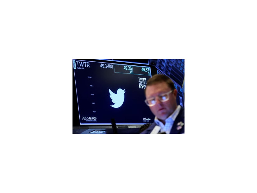 ニューヨーク証券取引所にある画面に映るツイッターのロゴ＝3日、ニューヨーク（ロイター＝共同）