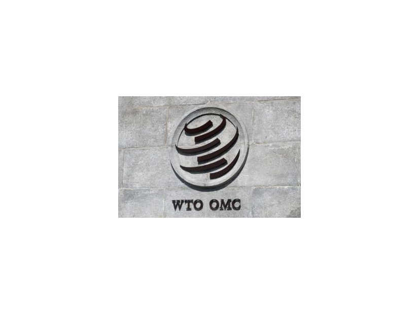 スイス・ジュネーブの世界貿易機関（WTO）本部に掲げられたロゴ＝2020年6月（ロイター＝共同）