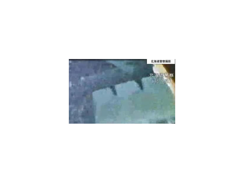 北海道警の水中カメラが3日に撮影した、沈没した観光船「KAZU　1」の船内画像。後部客室（左舷側最前列）（第1管区海上保安本部提供）