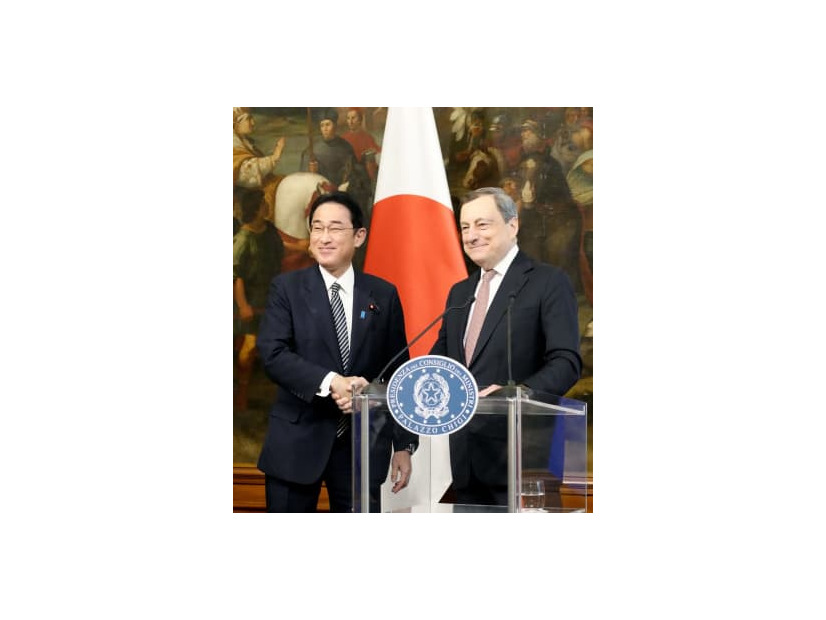 首脳会談後の共同記者発表を終え、イタリアのドラギ首相（右）と握手する岸田首相＝4日、ローマ（共同）