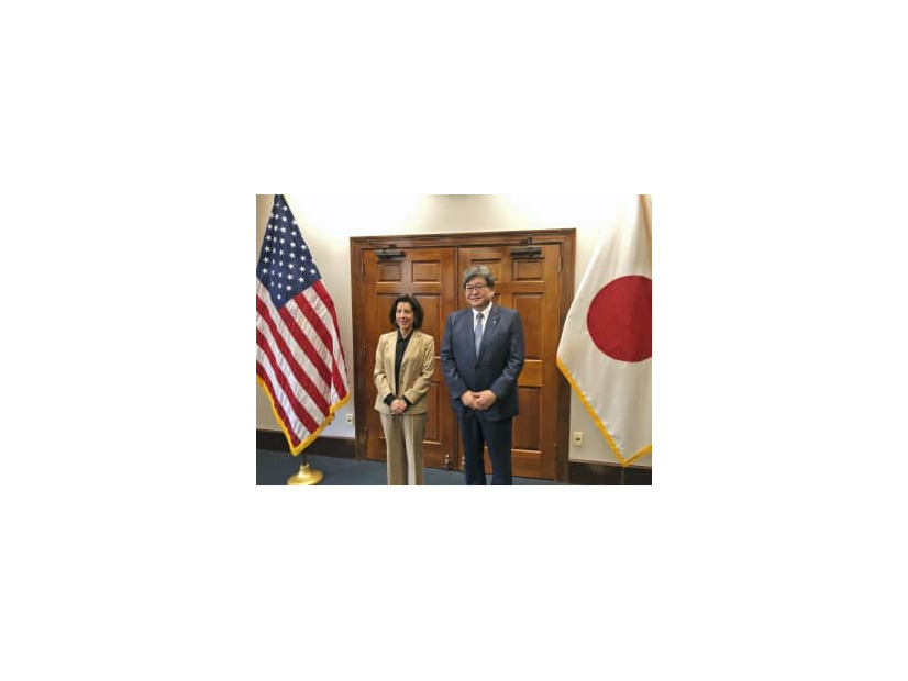 4日、米ワシントンで会談した萩生田経産相（右）とレモンド米商務長官（経産省提供・共同）